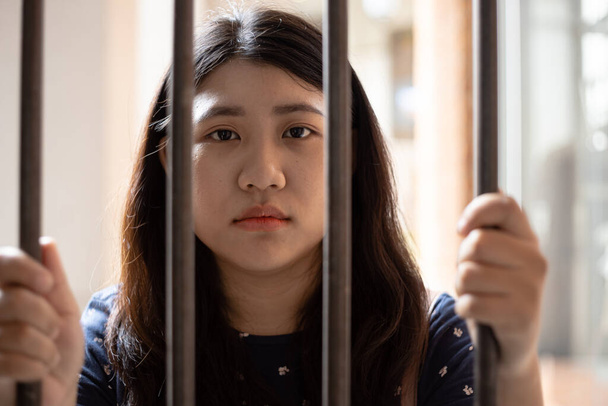 ei vapautta tyttö teini vankilassa kädessä häkissä näköinen kamera - Valokuva, kuva