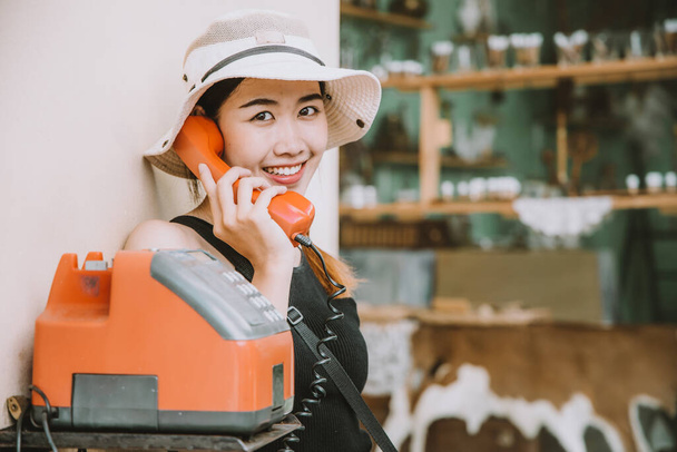 Ασιάτισσα κοπέλα έφηβος χαριτωμένο hipster στυλ μόδας πορτρέτο διακοπές καλοκαίρι ταξίδια ντύσιμο vintage χρώμα ταινία τόνο, χρησιμοποιώντας τηλέφωνο καλώντας έννοια - Φωτογραφία, εικόνα
