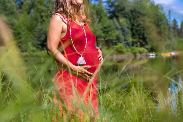 Mujer embarazada posando en el bosque - Foto, imagen