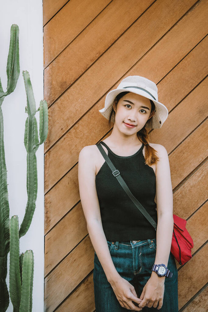 Aasialainen tyttö teini söpö hipster tyyli muoti muotokuva loma kesä matka pukeutuminen vintage väri elokuva sävy - Valokuva, kuva