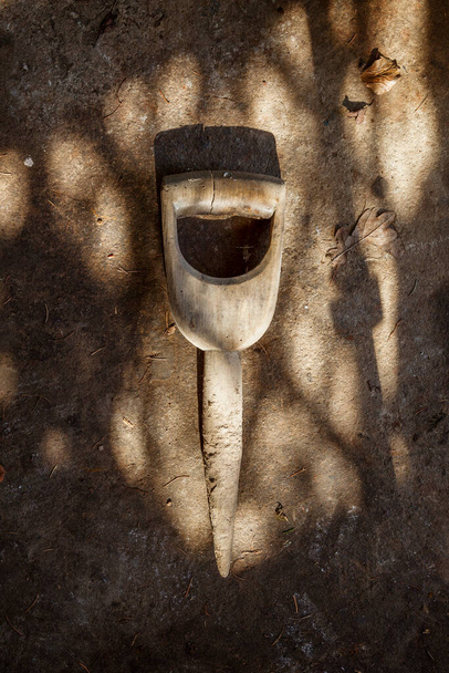 Régi vágású fából készült kertészeti merítő szerszám, felülről egy koszos fészerben. - Fotó, kép