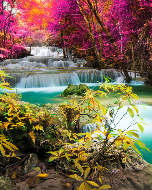 Increíble en la naturaleza, hermosa cascada en el colorido bosque de otoño en temporada de otoño  - Foto, imagen