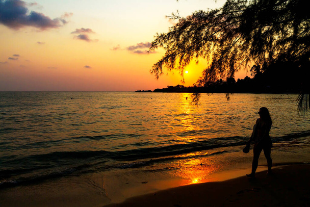Схід сонця прекрасний з силуетом мандрівник на пляжі Кох Чанг Таїланд - Фото, зображення