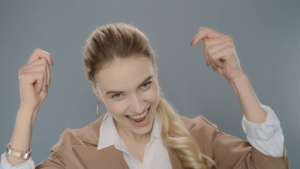 Nadšená žena slaví úspěch. Happy business woman showing yes gesture - Fotografie, Obrázek