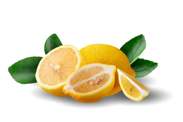 Kypsä keltainen sitruuna hedelmät eristetty valkoisella pohjalla leikkausreitillä. - Valokuva, kuva