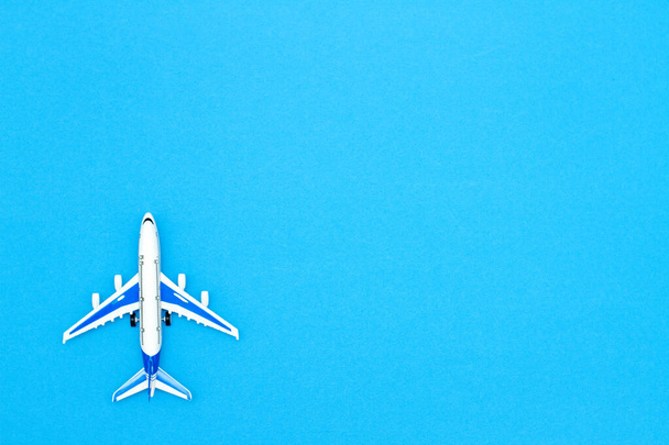 Modèle avion sur fond bleu ciel couleur. Maquette plate pour concept de voyage. - Photo, image