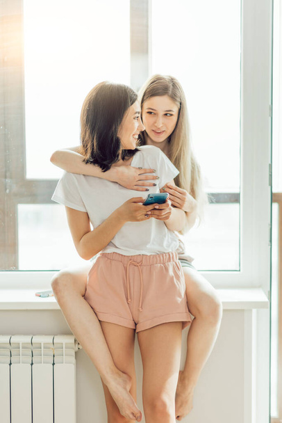 two sisters having online chat with friends - Фото, зображення