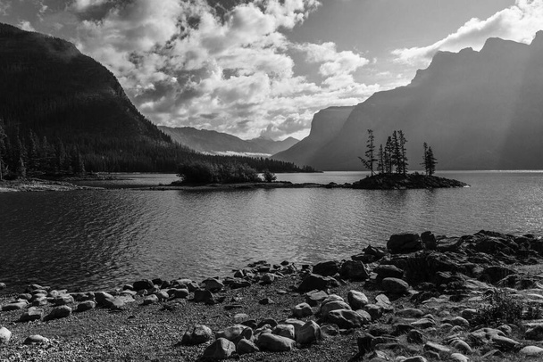 красивый пейзаж с двумя озерами Джека и живописными горами, Альберта, Канада - Фото, изображение