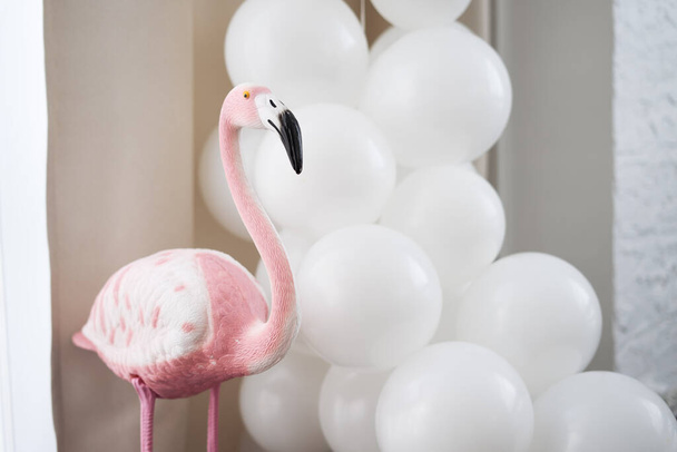 Decorative figurine of flamingos and balloons in the interior. - Foto, imagen