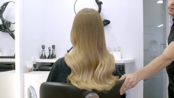 demonstração de trabalho terminado por um cabeleireiro
 - Filmagem, Vídeo