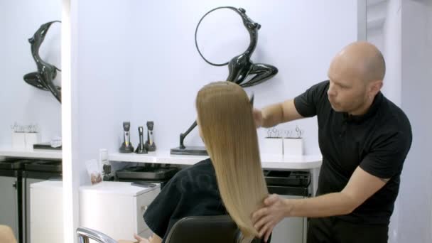 estilo de cabelo em um salão de cabeleireiro
 - Filmagem, Vídeo