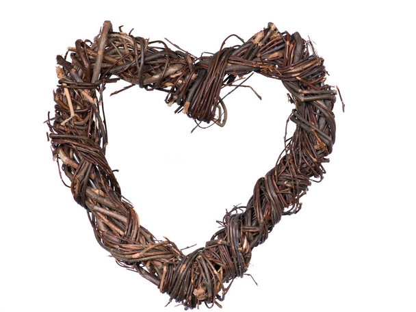 dunkles, handgemachtes Herz aus Holz auf weißem Hintergrund - Foto, Bild