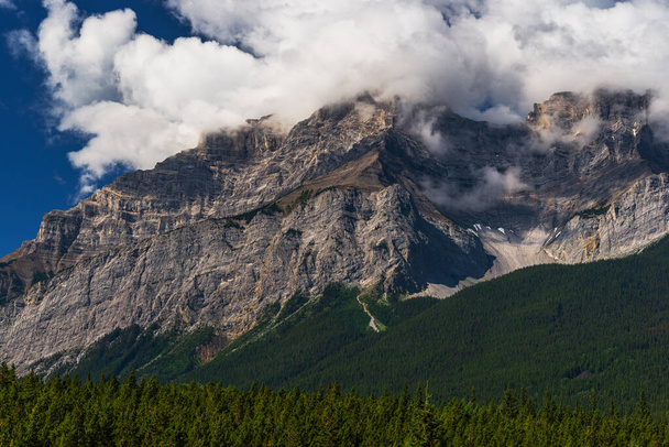 величественный пейзаж с живописными горами в Альберте, Канада - Фото, изображение