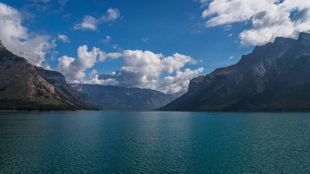 wunderschöne landschaft mit Two Jack Lake und malerischen bergen, alberta, canada - Foto, Bild