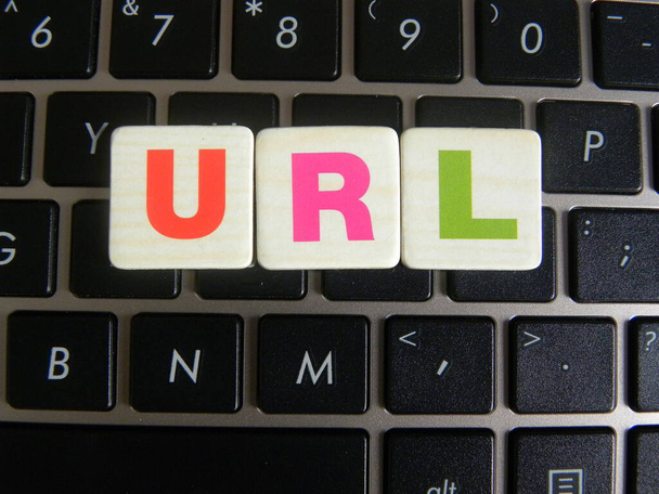 Abkürzung URL (Uniform Resource Locator) auf dem Tastatur-Hintergrund - Foto, Bild