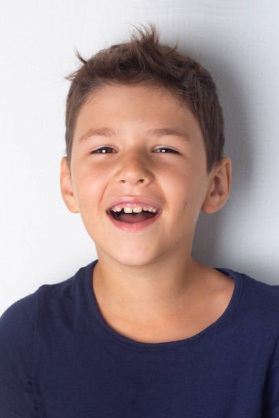 πορτραίτο ενός αγοριού με ένα χαρούμενο σημάδι - Φωτογραφία, εικόνα