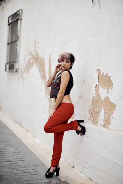 jong meisje met kort haar poseren voor een fashion shoot - Foto, afbeelding