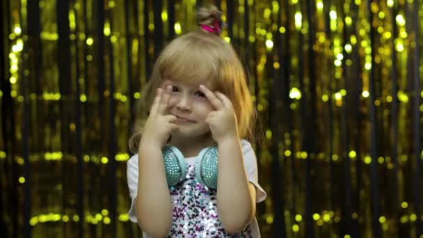 Kind tanzt, hört Musik. Kleines Mädchen mit Kopfhörern tanzen, jagen, entspannen, genießen - Filmmaterial, Video