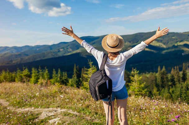 Подорож до Карпатських гір. Щаслива жінка - туристка, яка піднімає руки і насолоджується пейзажем. Подорожі влітку в Україну - Фото, зображення