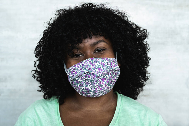 Šťastná africká žena portrét - Afro dívka nosí ochrannou masku obličeje pro prevenci šíření viru korony - Zdravotní péče lidé koncept - Fotografie, Obrázek