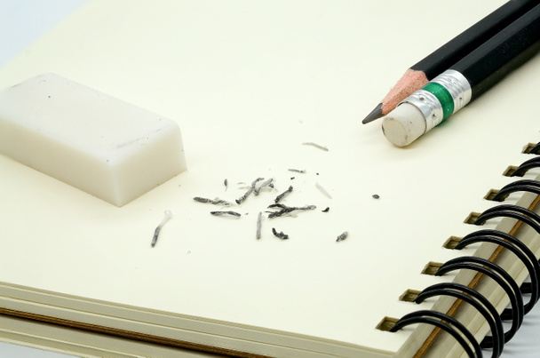 ластик удаление письменной ошибки на листе бумаги. - Фото, изображение