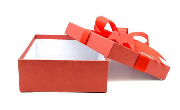 Χριστούγεννα και την Πρωτοχρονιά, ανοίξτε κόκκινο κουτί δώρου λευκό φόντο 3d απόδοση - Φωτογραφία, εικόνα