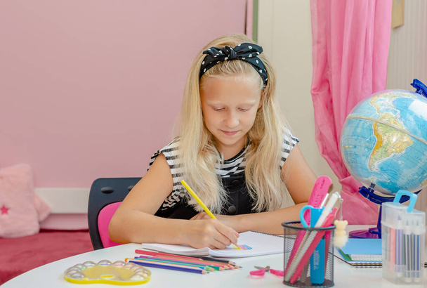 Блондинка біла дівчина вчиться вдома. Освіта та концепція навчання
 - Фото, зображення