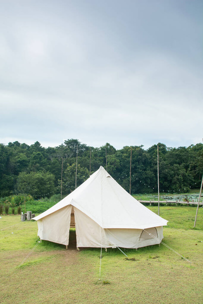 Tenda campana di tela tradizionale in campagna - Foto, immagini
