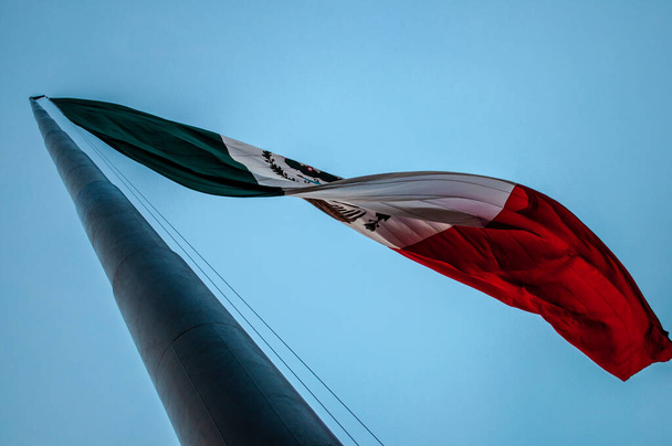 Mexická vlajka a krásná modrá obloha - Fotografie, Obrázek