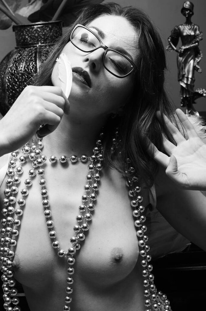 schöne nackte Frau trägt dekorative Engelsflügel posiert auf dunklem Hintergrund     - Foto, Bild