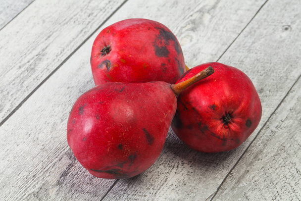 Kypsä makea punainen maukas päärynä kasa - Valokuva, kuva