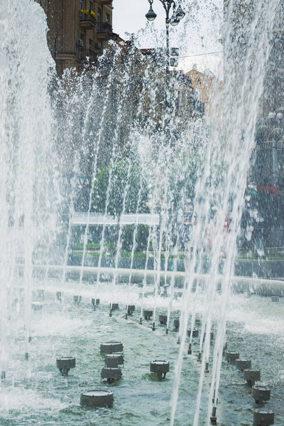 Мощные струи воды из фонтана. Крупный план - Фото, изображение