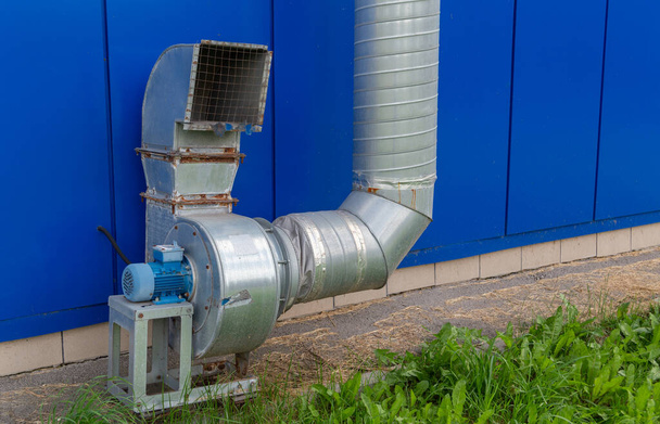 teollisuusluokan ilmanpoistokanava, jossa on sähkömoottori sinisellä seinällä - Valokuva, kuva