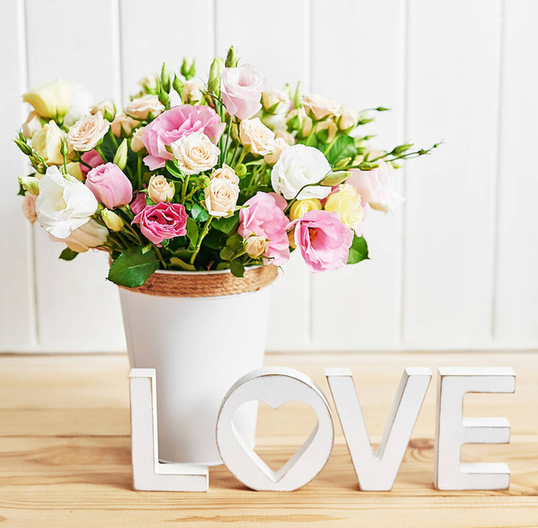 Flowers for women's day. Mother's day greeting card. Bouquet of flowers eustoma and roses in vase. Happy Birthday! Valentine's day gift. 14 February. I love you concept. Flower delivery. - Foto, Imagen