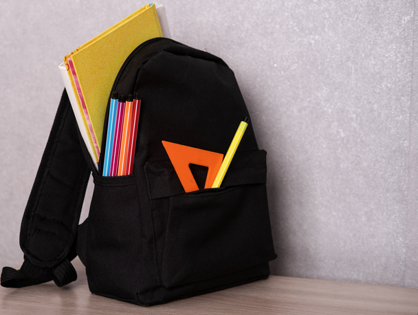 Zpět do školy Černý batoh s pravítkem světlé propisky Notebooky a knihy - Fotografie, Obrázek