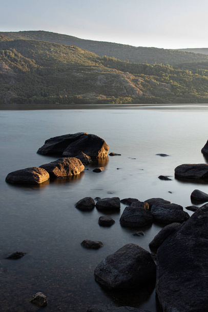 スペインのバックグラウンドで有名なサナブリア湖と山の間の驚くべき日の出 - 写真・画像