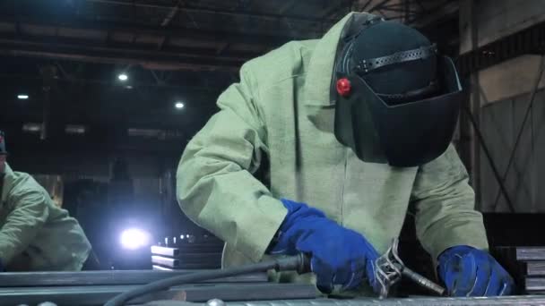 製造工場の2人の重工業溶接労働者、溶接金属作業 - 映像、動画