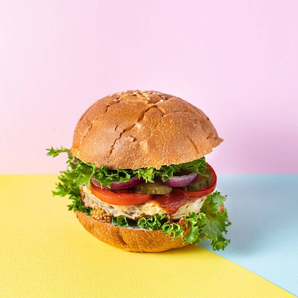 burger νόστιμα ψητά σάντουιτς με κοτολέτες και λαχανικά που εξυπηρετούν μέγεθος βιολογικά υγιή ething φυσικό προϊόν μερίδα κορυφή προβολή θέση για κείμενο αντίγραφο χώρο - Φωτογραφία, εικόνα