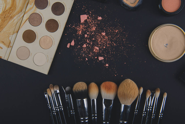 close-up van een make-up poeder en een borstel. make-up borstel met poeder foundation - Foto, afbeelding