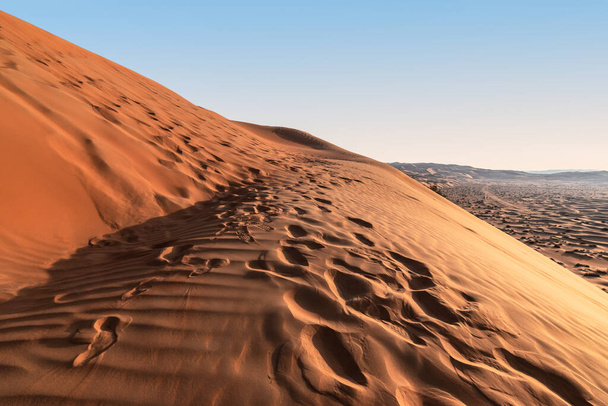 Піщані дюни пустеля з відбитками
. - Фото, зображення