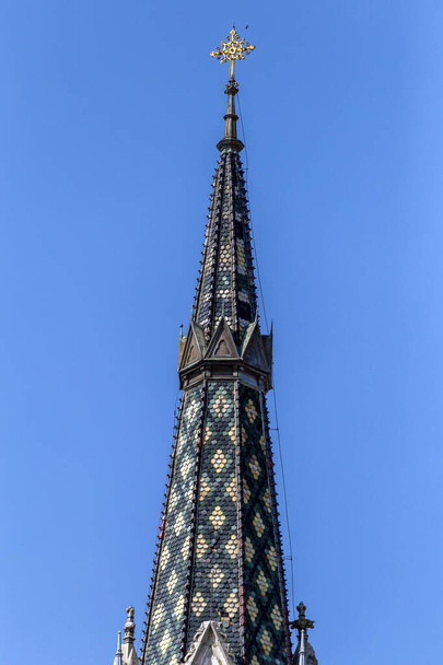 Wieża kościoła Najświętszego Serca w Koszegu, Węgry w letni dzień. - Zdjęcie, obraz