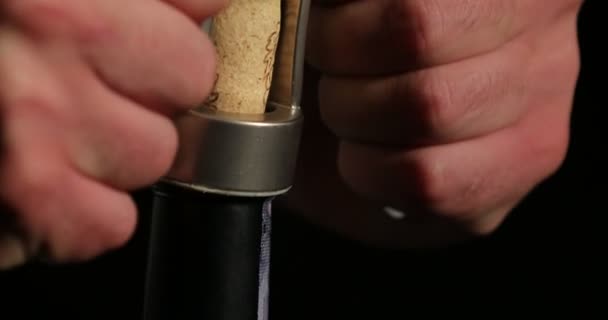 Cavatappi aprire una bottiglia di vino rosso - Filmati, video