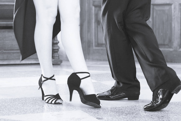 Ноги чоловіка і жінки танцюють аргентинське танго. Чорне взуття - Фото, зображення
