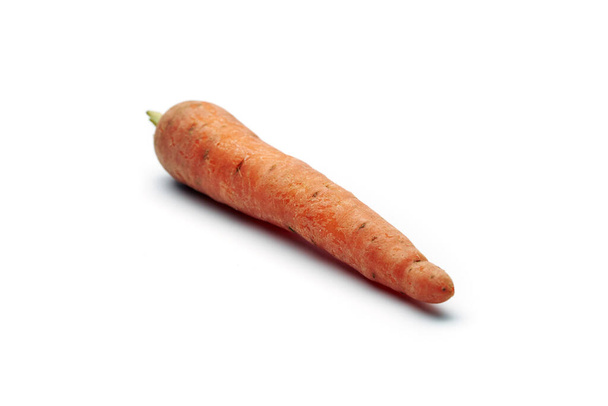 Крупный план свежей натуральной сырой морковки на белом фоне - Фото, изображение