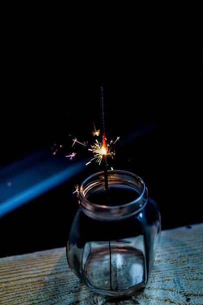 Sparkler Fuego Bengalí Ardiente sobre fondo negro. fuegos artificiales Año nuevo, Navidad, cumpleaños - Foto, Imagen
