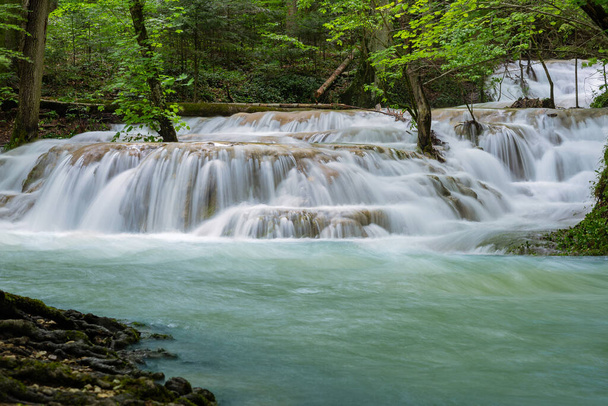 dlouhá expozice vodopád v zeleném lese - Fotografie, Obrázek
