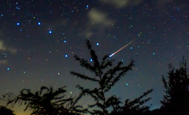 Meteor. Perseiden-Meteorschauer. 2020. Sterne am Nachthimmel und Meteore - Foto, Bild