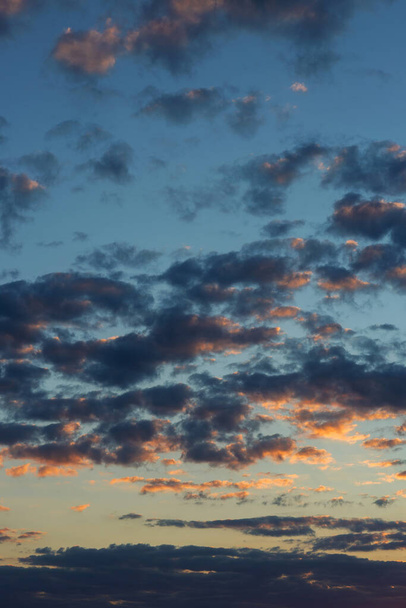 Красиві атмосферні драматичні хмари ввечері на заході сонця
. - Фото, зображення