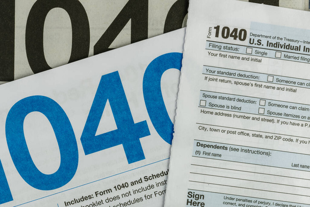 податкові бланки та інструкція буклет 1040 крупним планом
 - Фото, зображення