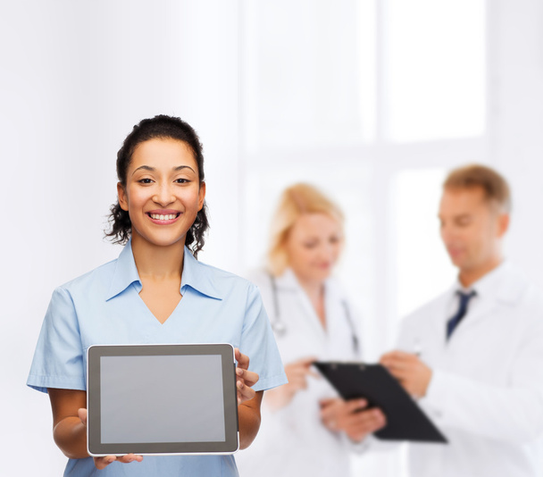 Улыбающаяся женщина врач или медсестра с планшетным ПК
 - Фото, изображение